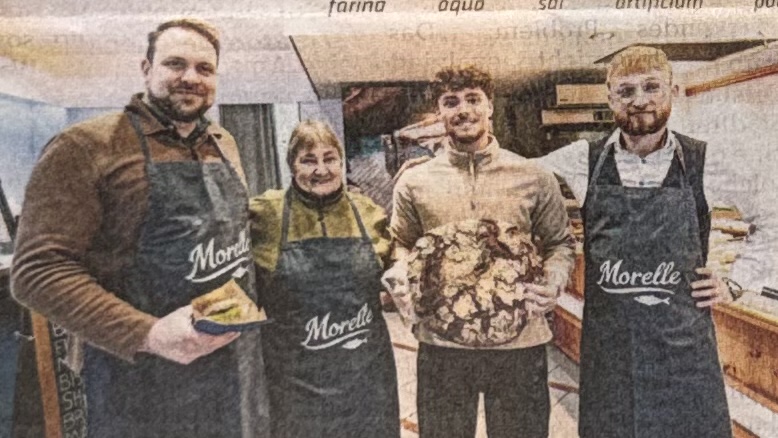 Das Team von Morelle mit Fischplatte im Laden – Fischbrötchen & Feinkost in Kiel